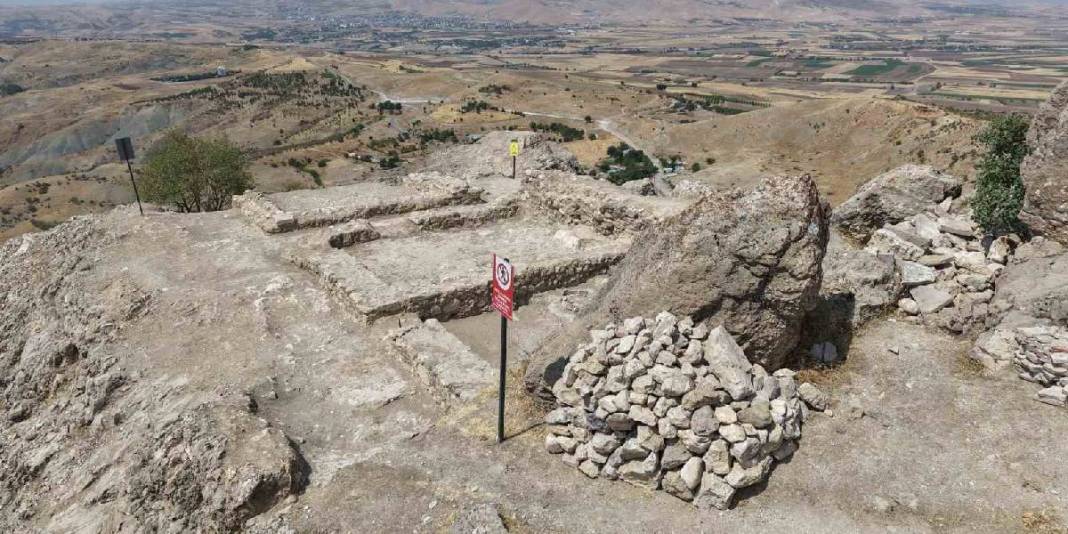 3 bin yıllık kaleden Osmanlı mirası! Kazı çalışmalarında 4 odalı Osmanlı karakoluna rastlanıldı 2